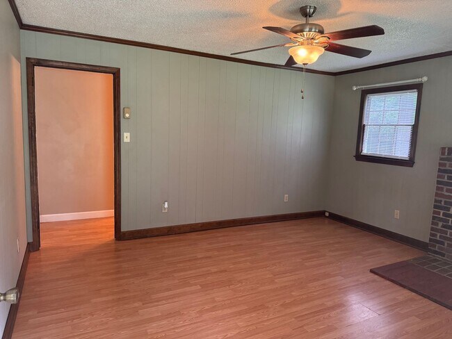 Foto del edificio - 3 Bed, 1 Bath Home located out in the country!