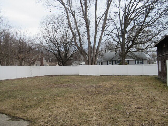 Foto del edificio - Dracut Beautiful 5 Bedroom Apartment Ready for Occupancy!!