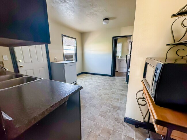 Foto del edificio - 1730 W Center St