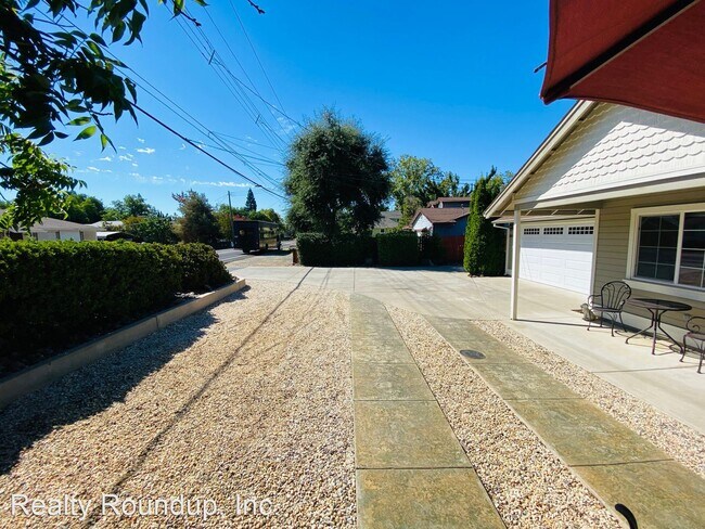 Foto del edificio - 3 br, 2 bath House - 9664 Kent St