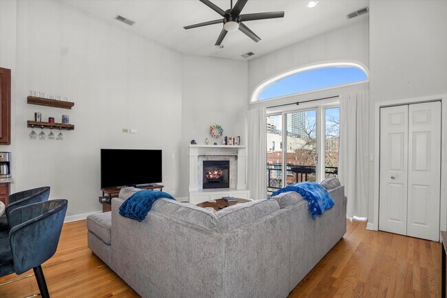 Foto del edificio - 3734 N Wilton Ave