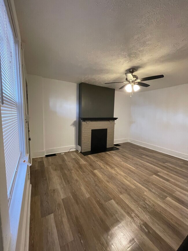 Living romm - 6942 Churchland St