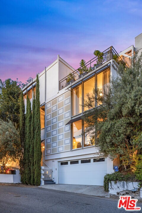 Foto del edificio - 1714 Sunset Plaza Dr