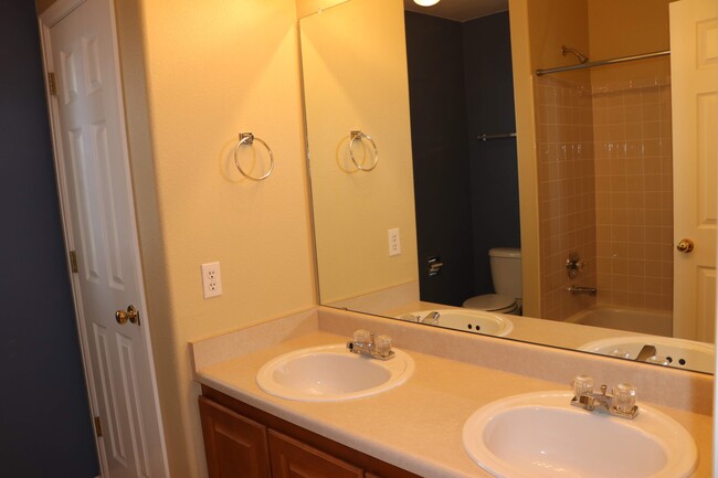 Upstairs Bathroom - 10318 rotherwood cir