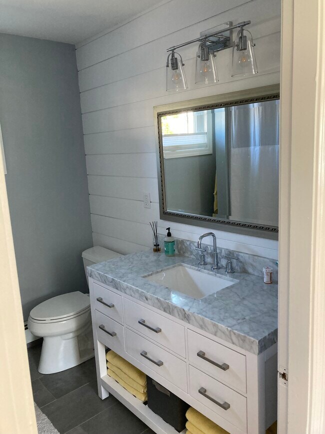 Baño - 205 Main St