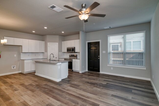 Foto del edificio - GORGEOUS 2 BEDROOM FOUR PLEX LOCATED IN MI...