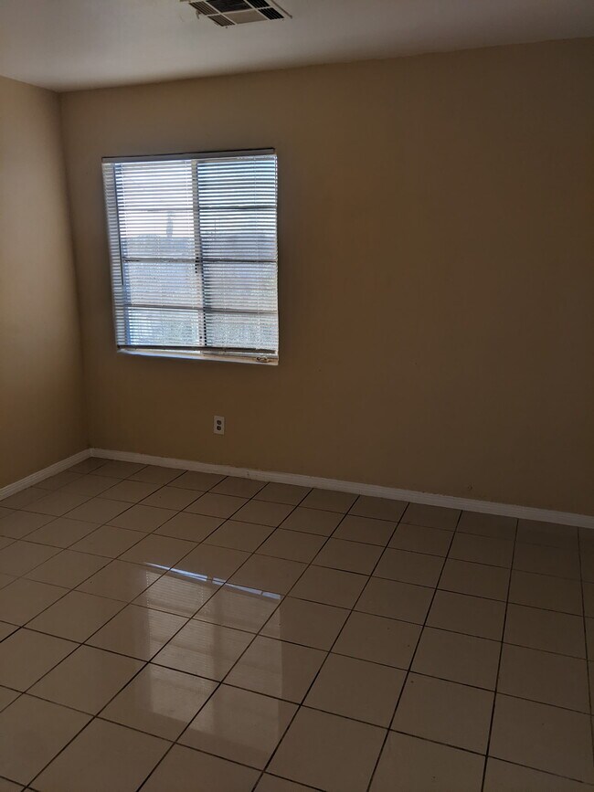 Foto del edificio - 34500 Birch Rd