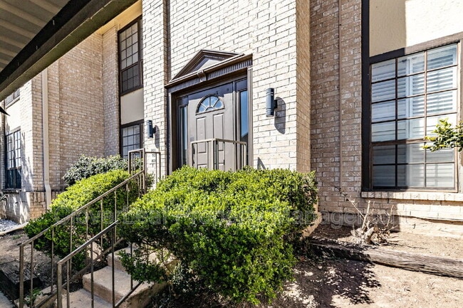 Building Photo - 165 W Rampart Dr