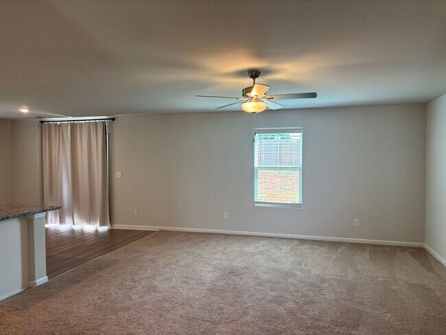 Foto del edificio - Beautiful 4 Bedroom 2.5 Bath House with Fenced Yard Available!   Pet Friendly!
