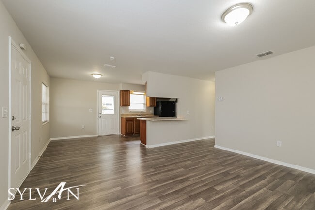 Building Photo - Do not miss out on this cute 3BR 1BA home