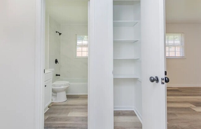 Foto del edificio - Room in Townhome on Greenbriar Rd