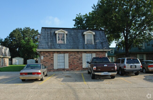 Building Photo - Castlewood Apartments