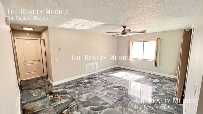 Foto del edificio - 430 Red Coat Ln