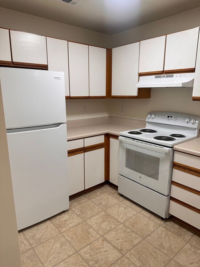 Building Photo - 4 Bedroom 2 Bath Apartment 2nd Floor