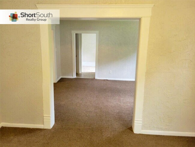 Building Photo - 4 Bedroom 1.5 Bath Single Family Home in L...