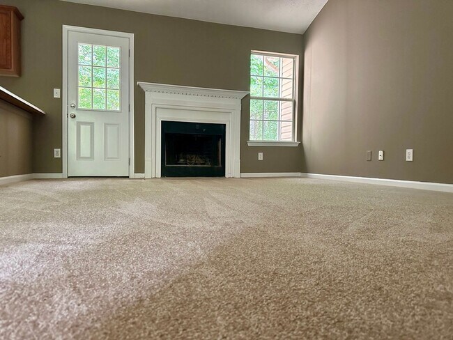 Building Photo - 4 bedrooms 2.5 baths split foyer home in C...