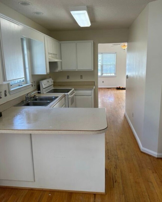 Foto del edificio - Charming 3X2 with Screened In Porch + Fenced Yard