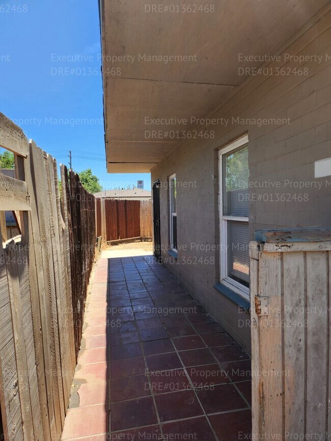 Foto del edificio - 1 bedroom 1 bathroom  back house with a pr...