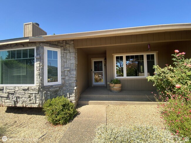 Foto del edificio - 3bd/2ba Single-Level Home - Close to Downt...