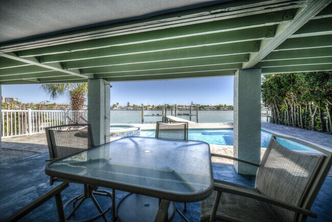 Foto del edificio - 8601 E Bay Dr