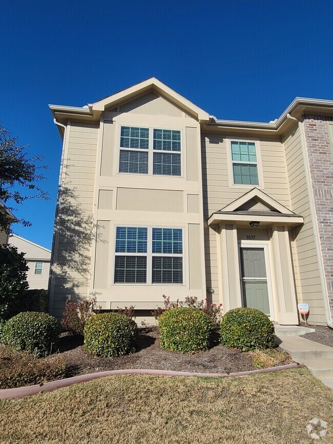 Santa Fe Enclave Apartments for Rent with Hardwood Floors Fort Worth