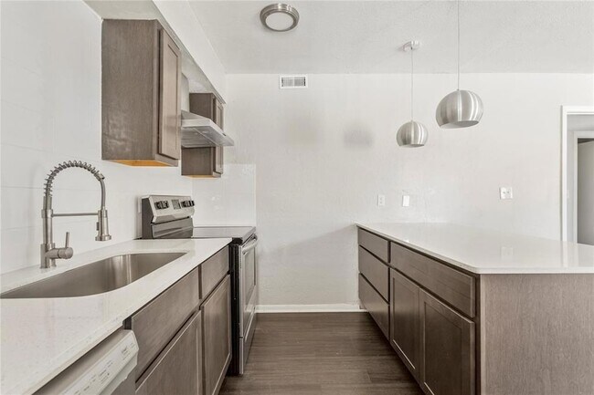 Building Photo - 2810 Dorchester Dr