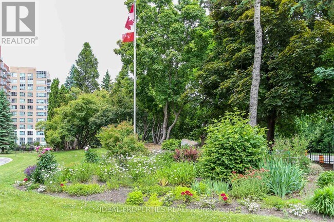 Photo du bâtiment - 809-100 GRANT CARMAN Dr