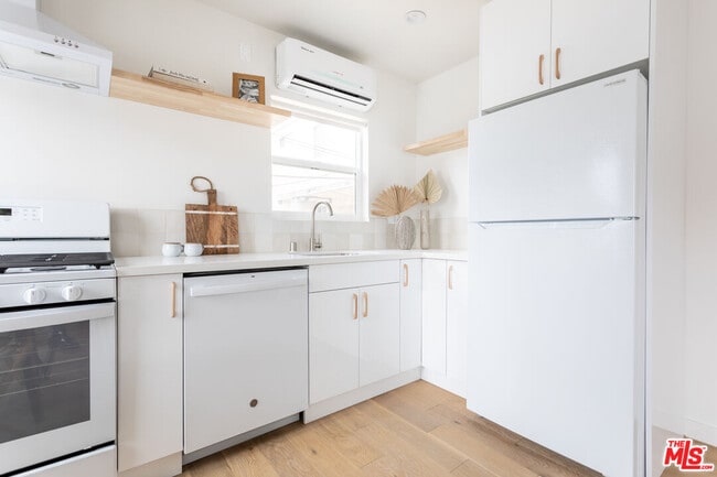 Building Photo - 3615 1/2 Bellevue Ave