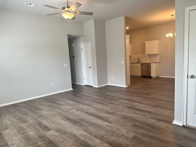Building Photo - FIRST MONTH FREE - Popular Location! THIS ...