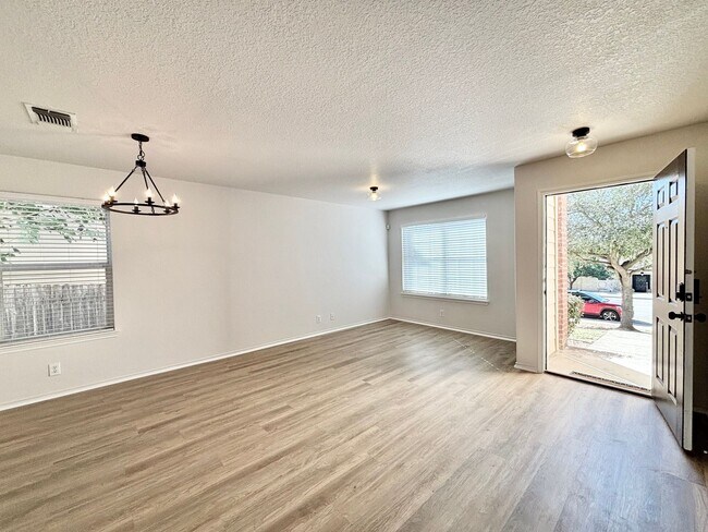 Foto del edificio - Spacious 4 bed 2.5 bath two-story home!