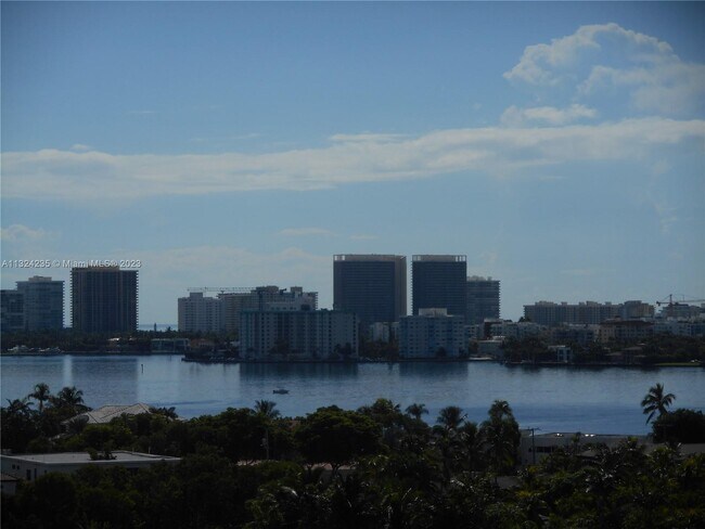 Foto del edificio - 2450 NE 135th St