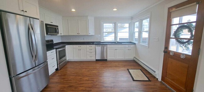 Foto del edificio - Charming 4-Bedroom Home for Rent in Manche...