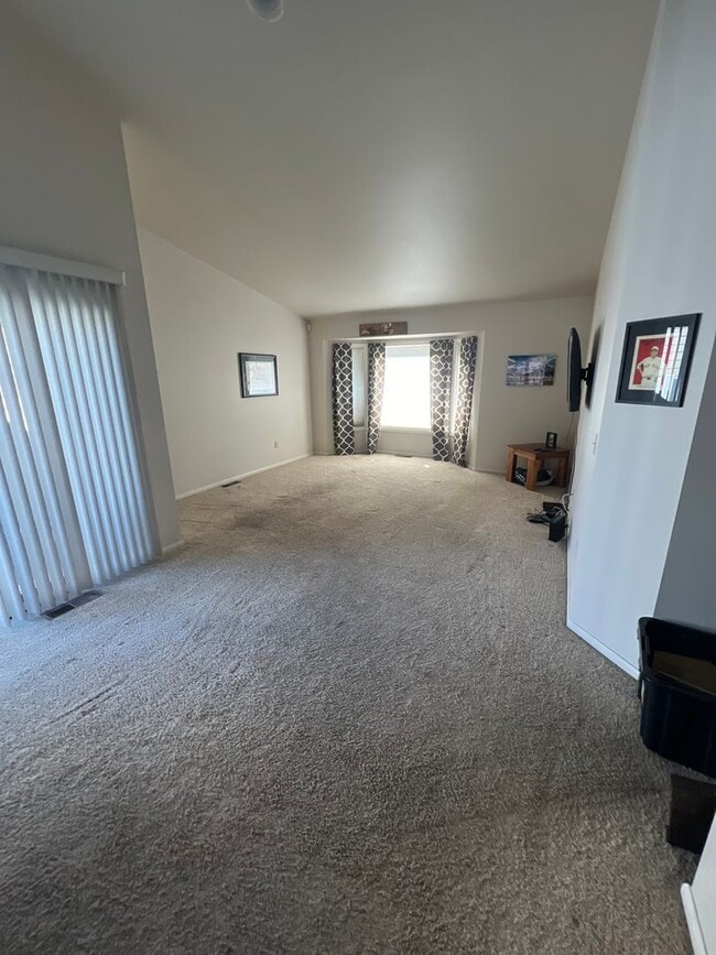 Building Photo - Adorable Westend Town Home