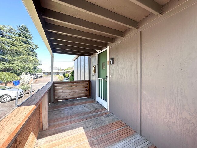 Foto del edificio - 2 Bed 1 Bath with Back Patio in Montavilla!