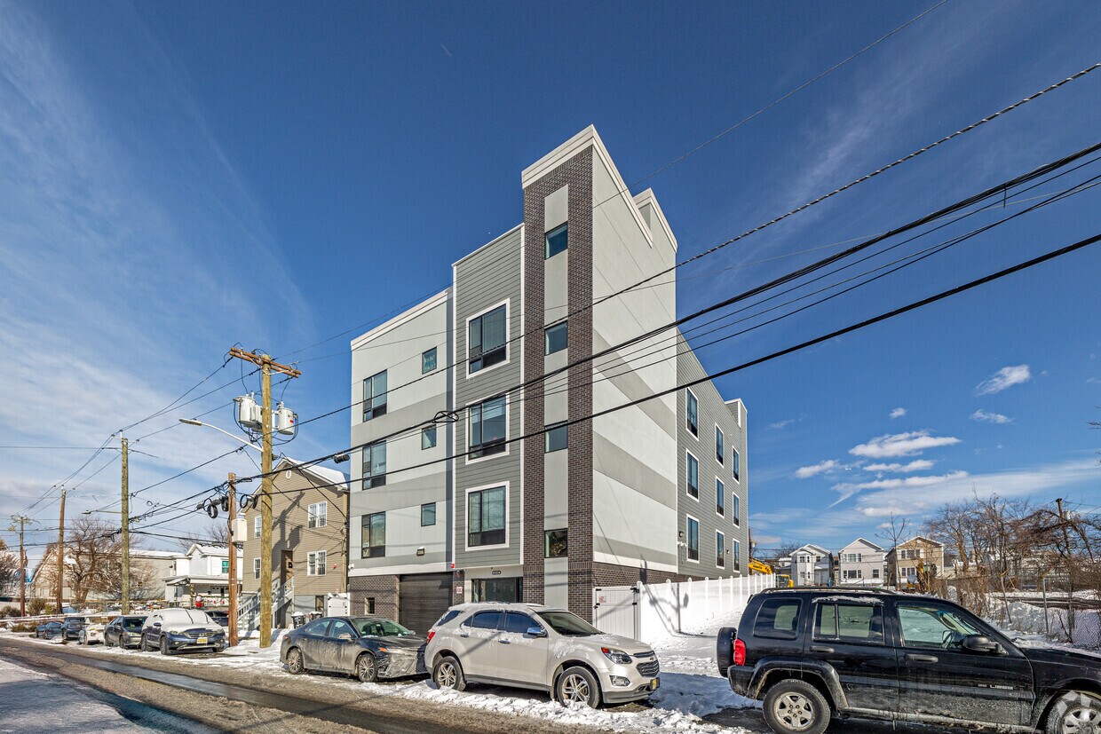 Primary Photo - 65 Auburn St