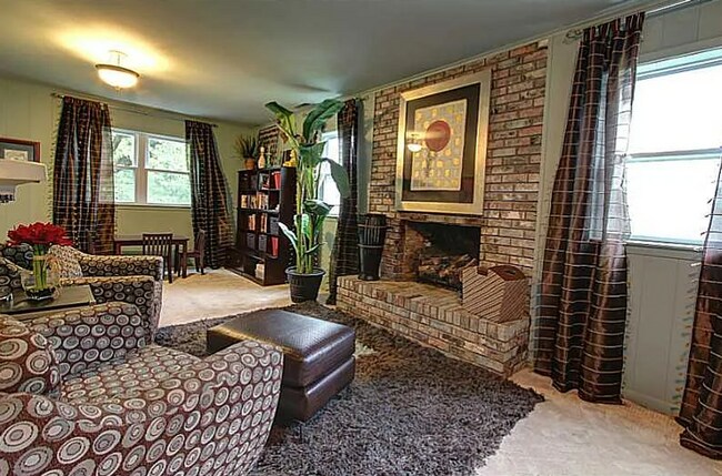 Foto del edificio - Charming 3 Bedroom Home with Spacious Back...