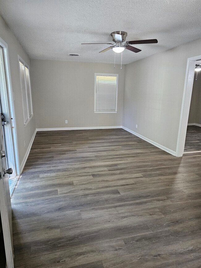 Building Photo - 4746 Hodge Rd
