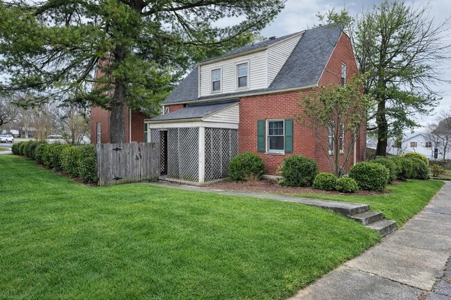 Building Photo - 109 W Poplar St