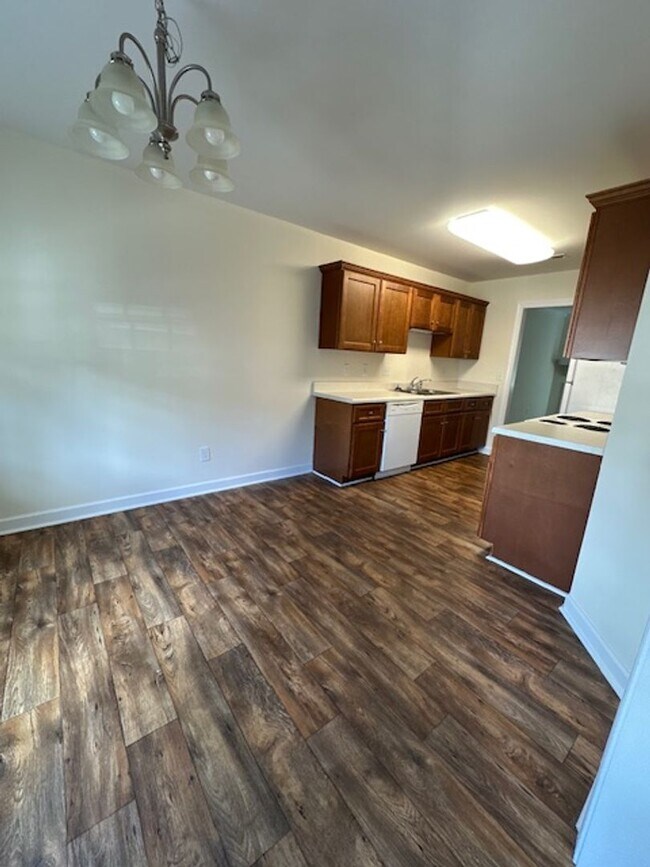 Building Photo - 1548 Surrey Ct