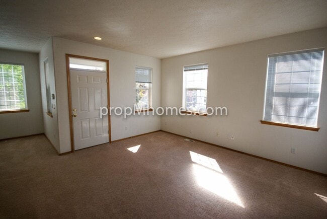 Building Photo - Beautiful Three Bedroom Townhouse - Prime Clackamas Location!