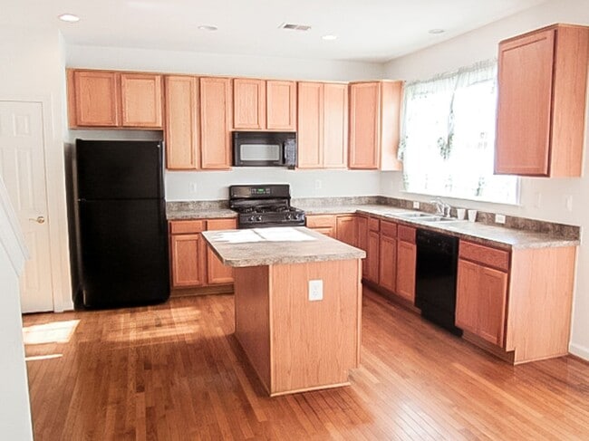 Building Photo - Beautiful 3 Bed 3.5 Bath Interior Townhome...