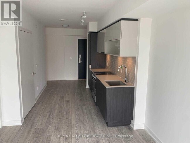 Building Photo - 159 Wellesley St E