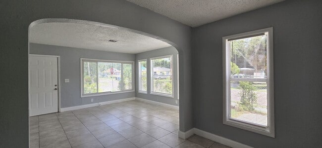 Building Photo - Extra Large 2 Bedroom