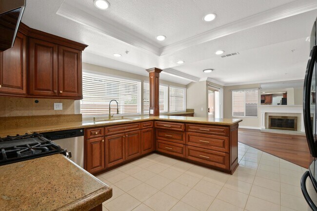 Foto del edificio - Stunning 4BR/3BA in Central Park Featuring Main-Level Bedroom & Bath!