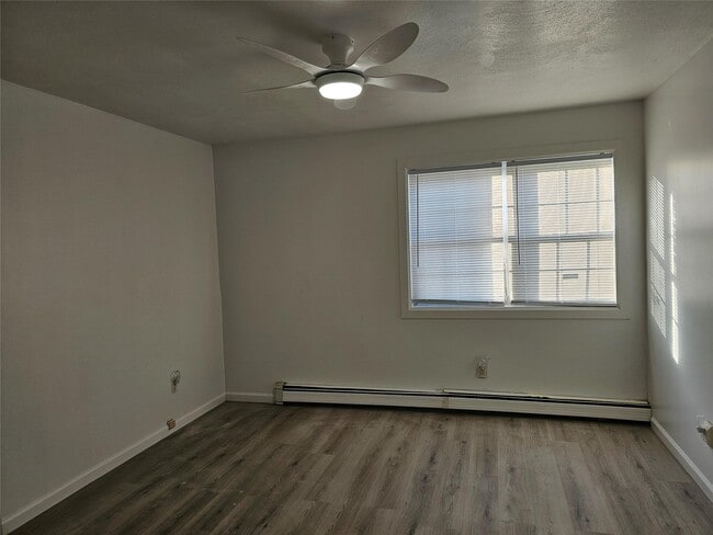 Foto del edificio - 70 Stewart Ave