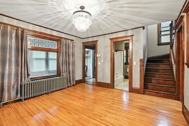 Building Photo - 3 Bed/ 2 Bath- Immediate Move In - Or Augu...