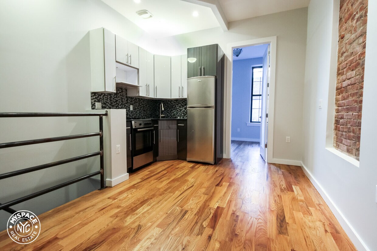 Primary Photo - 381 Palmetto St