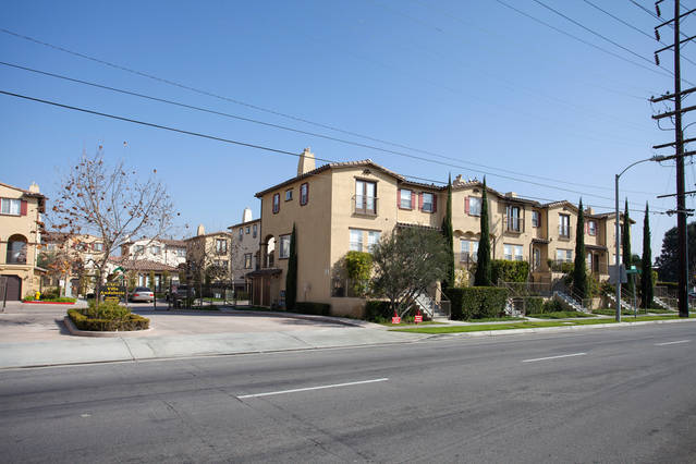 Building Photo - 637 E 223rd St