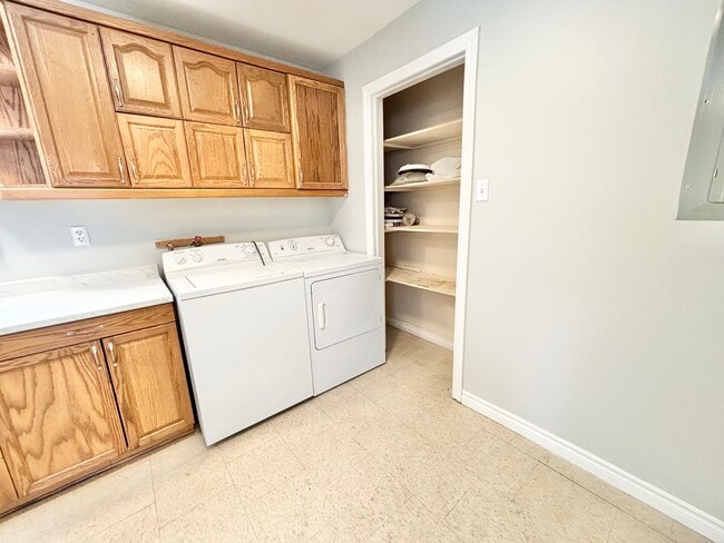 Building Photo - Spacious 2-bedroom, 1-bathroom Apartment available immediately