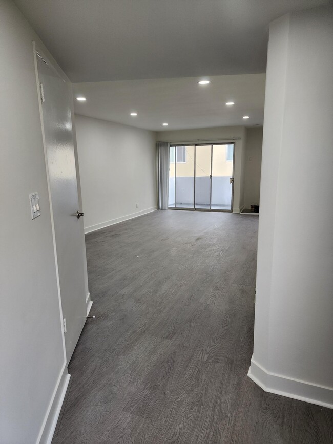 Building Photo - 546 N Kings Rd